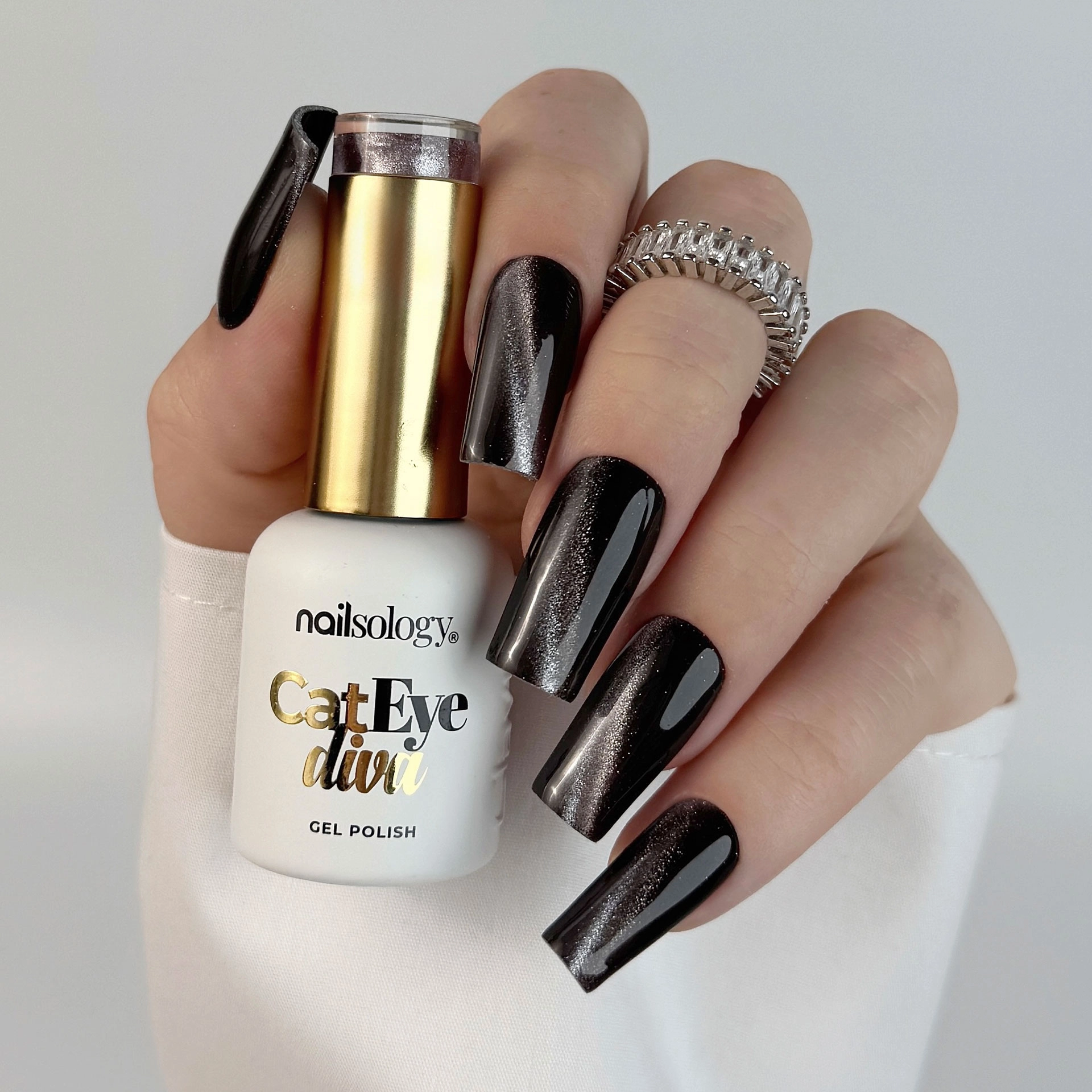 Lakier hybrydowy Nailsology Cat Eye Diva, C04 „Greyt Catsby”, nails, manicure, 8ml Lakier hybrydowy Nailsology Cat Eye Diva, C04 „Greyt Catsby”, nails, manicure, 8ml
