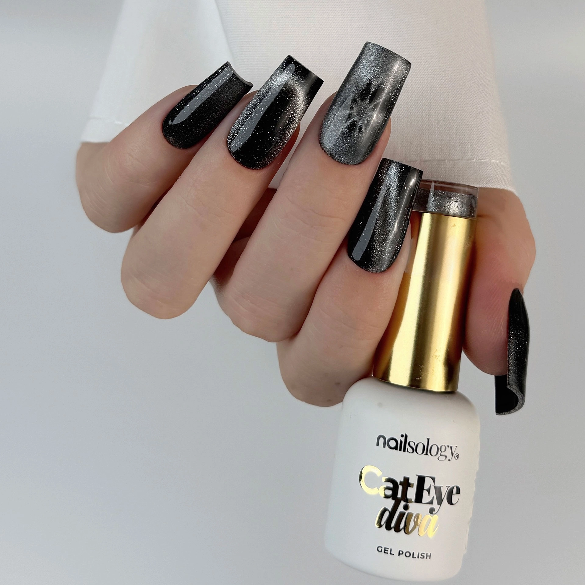 kwadrat-7-1 Lakier hybrydowy Nailsology Cat Eye Diva, C01 „Meowtrix”, nails, manicure, 8ml